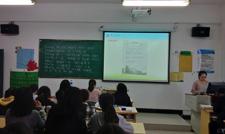 基础教学部11周新闻图学唱校歌_副本.jpg